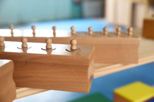 Matériel Montessori de vie sensorielle : les blocs cylindres