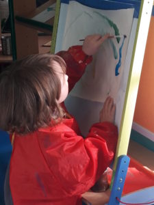 Enfant de 3 ans découvrant la peinture
