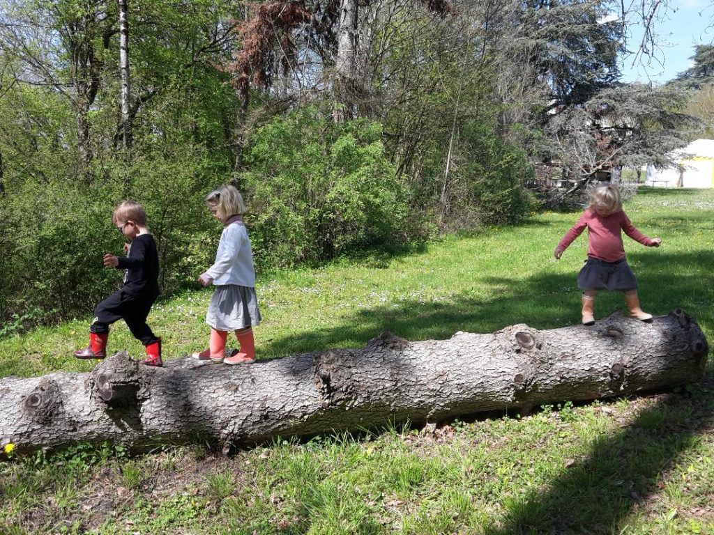Jeu Libre dans le parc enfants de l'école Montessori Les Mini Colibris dans l'Ain